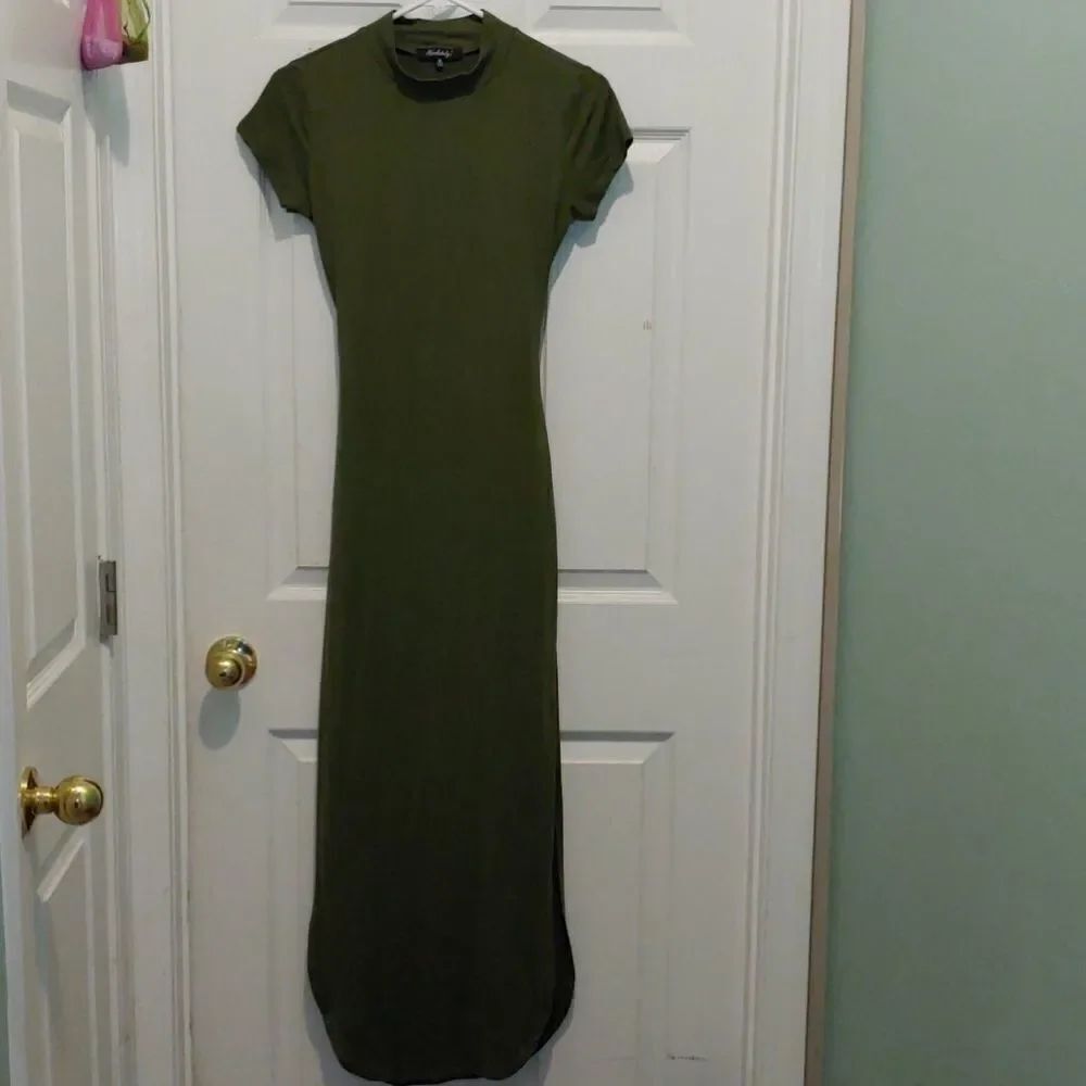 Absolutely ! Army green fitted dress open back